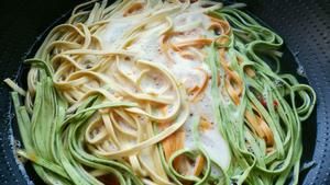 自己压面条，劲道又营养丨清汤蔬菜面 · 圆满素食的做法 步骤5