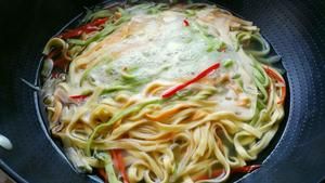 自己压面条，劲道又营养丨清汤蔬菜面 · 圆满素食的做法 步骤7