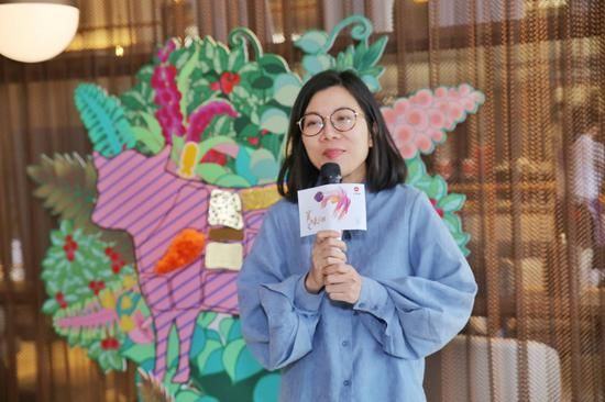 广州新锐艺术家邓瑜在艺术作品前分享新菜单引发的艺术灵感