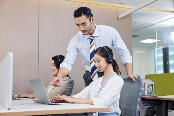 《模特公司运作之道：从招募、培训到管理的全方位指南》 图1