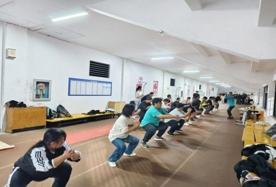 同学们挥汗如雨开展减脂塑形训练。 长沙民政职院供图
