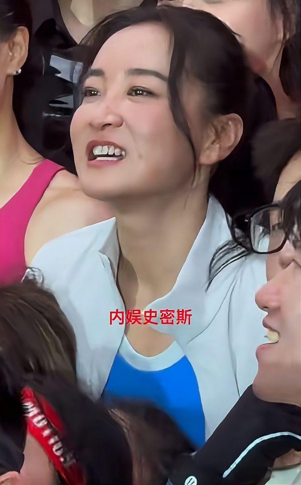 贾玲“激烈争执中的女性，背景混乱”