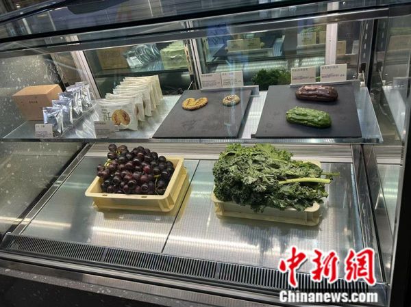 一喜茶門店的玻璃柜臺(tái)內(nèi)擺放著羽衣甘藍(lán)等食材。 趙方園 攝