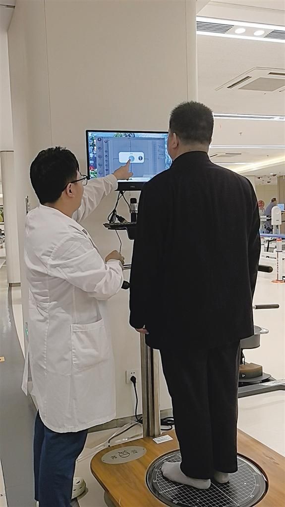 甘肃省中心医院医生为减重患者做检查