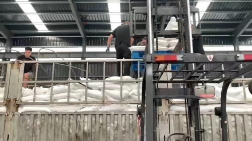 山东东达生物化工厂区产品装车现场