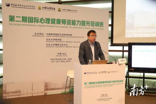  中国教育国际交流研修学院副院长唐唯阳致辞。