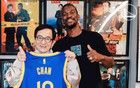 勇士官方晒巴特勒和成龙合影，后者获赠10号球衣