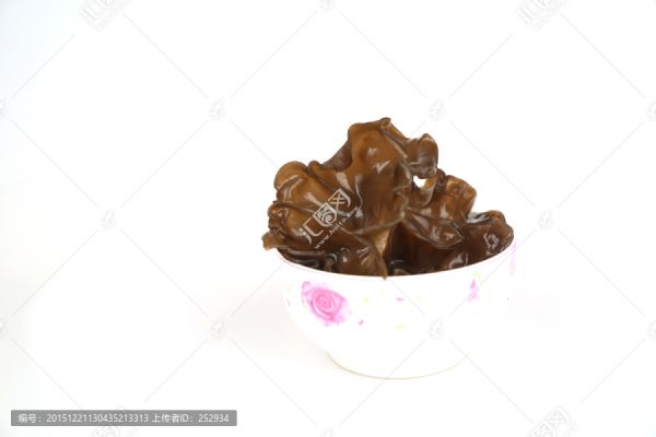 泡发黑木耳