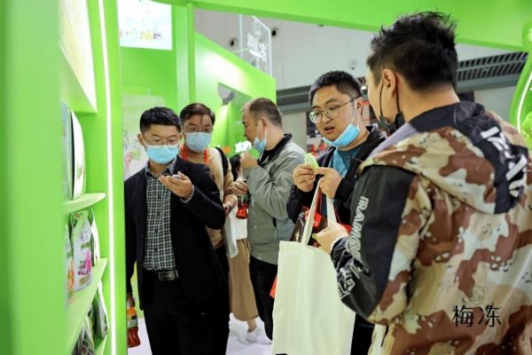 新一代天然果冻首创者，溜溜梅梅冻到底有啥不一样？