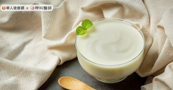 優格含有不少鈣質，可以幫助穩定下午浮躁的情緒，且選擇低脂無糖優格的話，更能減少了攝取到精緻碳水化合物的機會，如果單吃優格嫌無趣，可以加一些乾果進去。