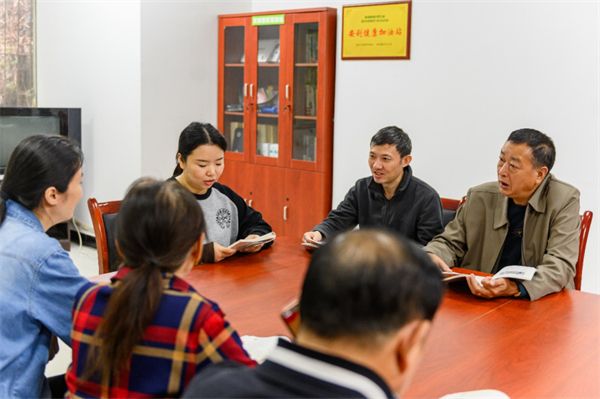 市民在社区阅读营养书籍。安利供图 华龙网发
