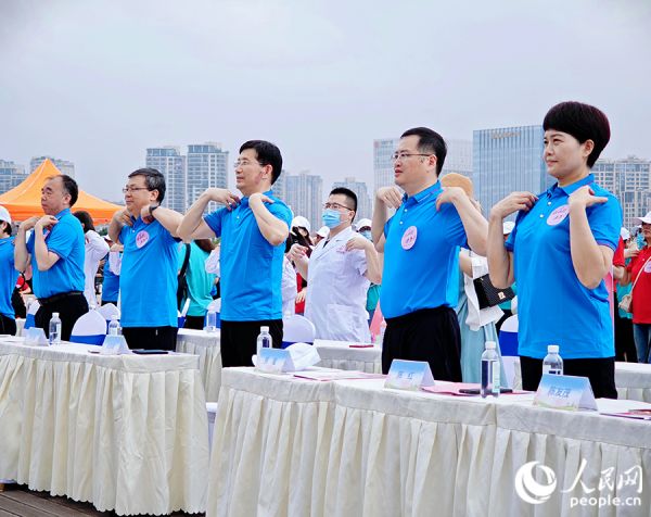 健步行开始前的热身运动。黄东仪摄