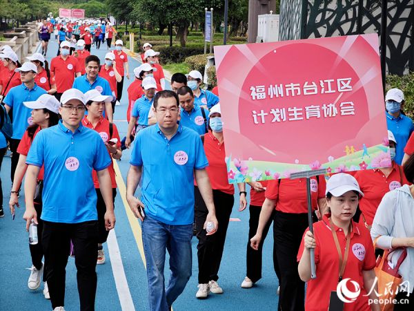 健步行活动现场。黄东仪摄