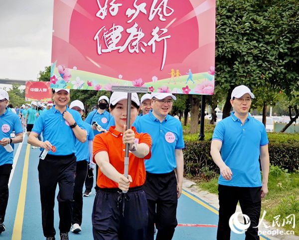 健步行活动现场。黄东仪摄