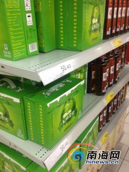 　超市内玲琅满目，种类繁多的苹果醋饮品(南海网记者吴湟帅摄)