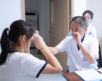 精准矫正斜视助青少年摆脱视觉困境