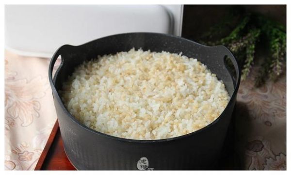 糙米饭难熟口感硬，只是少做了这一步，教你正确做法，绵软好吃