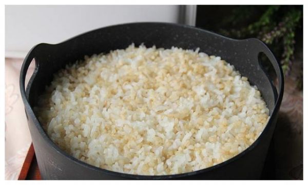 糙米饭难熟口感硬，只是少做了这一步，教你正确做法，绵软好吃