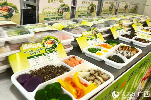 套餐展示。人民网记者 覃心摄