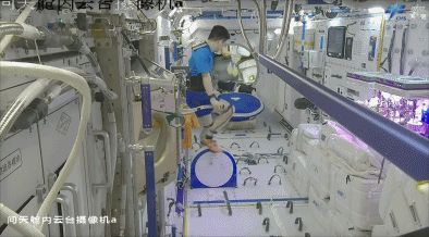太空自行车锻炼.gif