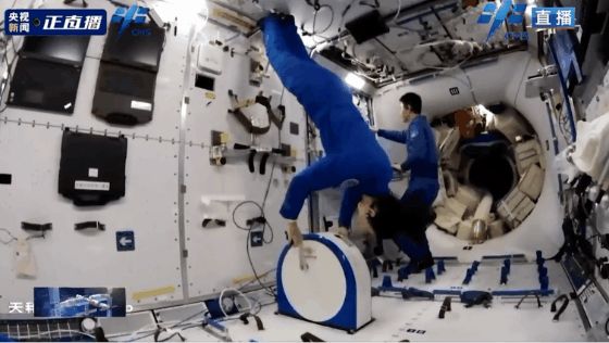 王亚平展示太空自行车.gif