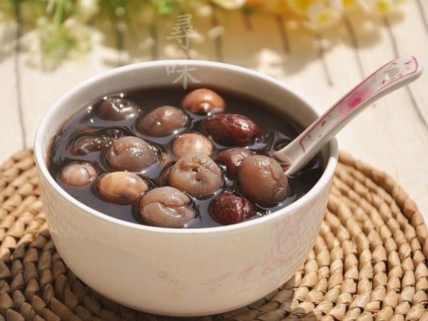 补肾乌发《黑豆桂圆莲子红枣汤》秋冬滋润糖水的做法