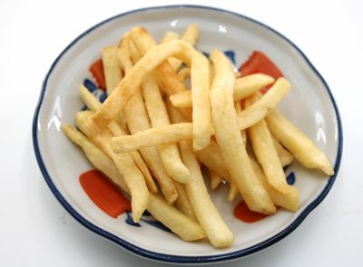 炸薯条时，将土豆切成条状，放入精炼橄榄油中，用160-180℃的油温炸至金黄酥脆