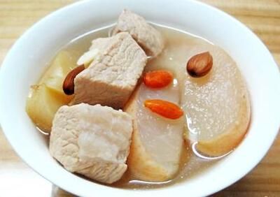 苹果雪梨炖瘦肉汤——补充气血美容养颜