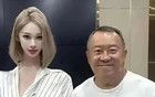 曾志伟估计头都大了，这合影还是拒绝好。