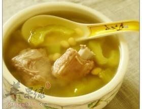 苦瓜黄豆排骨汤——健脾开胃补中益气