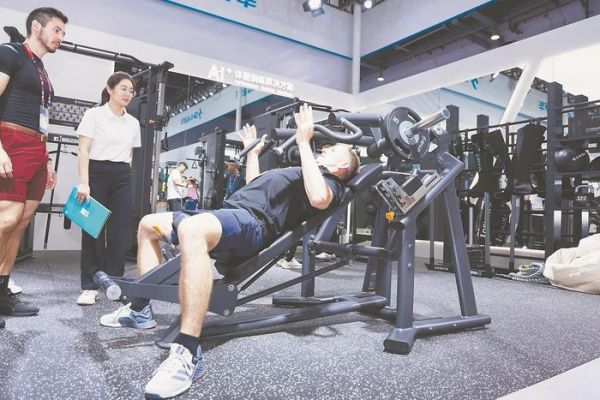 健身爱好者在体验智能健身器材。 （受访者供图）