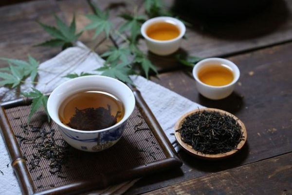 用喝剩的茶叶做花肥，别人家花盆暴长，我家却都发霉了！费解