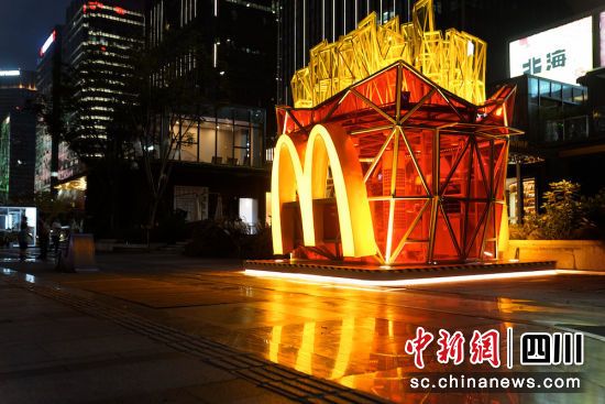 麦当劳薯条快闪店成为年轻人驻足打卡的新地标。张晶 摄