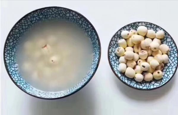 黑豆莲子水的煮制过程图