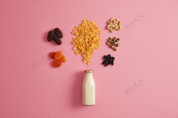 谷类食品健康早餐格兰诺拉麦片麦片配上一瓶鲜奶 干果和营养坚果 准备美味的营养小吃 全天充满活力节食和清洁饮食理念格兰诺拉麦片枣背景