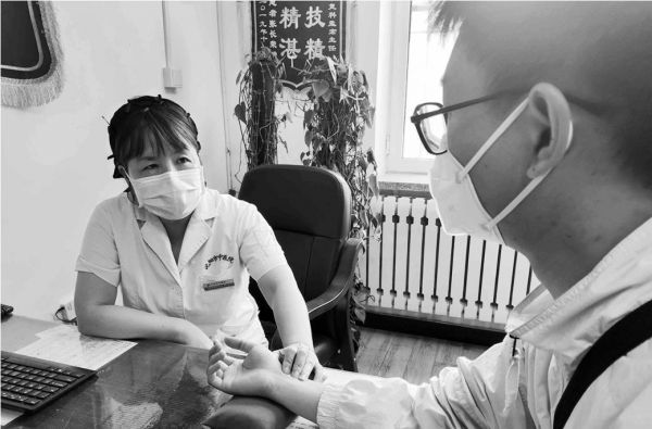 医生在为患者号脉，进行体质辨证。 本报记者 赵燕 摄