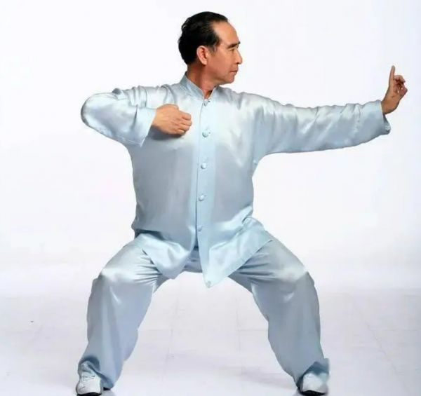 You are currently viewing 八段锦的操作步骤与养生功效