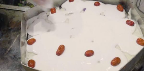 南京火爆32年梅糕，光配料就有10多种，没人敢热着吃