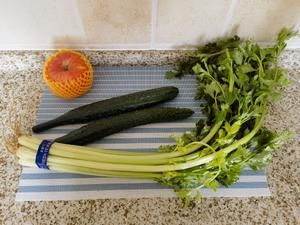 西芹黄瓜苹果汁（排毒刷脂）的做法 步骤1