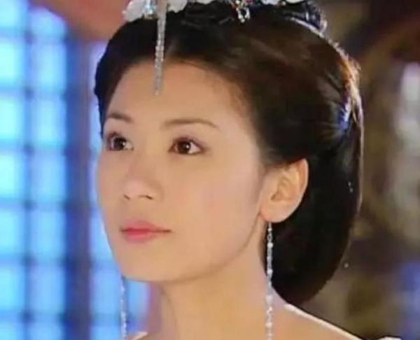 賈靜雯顏值下降很多，臉部凹陷嚴(yán)重，皺紋明顯，瘦臉針打太多了