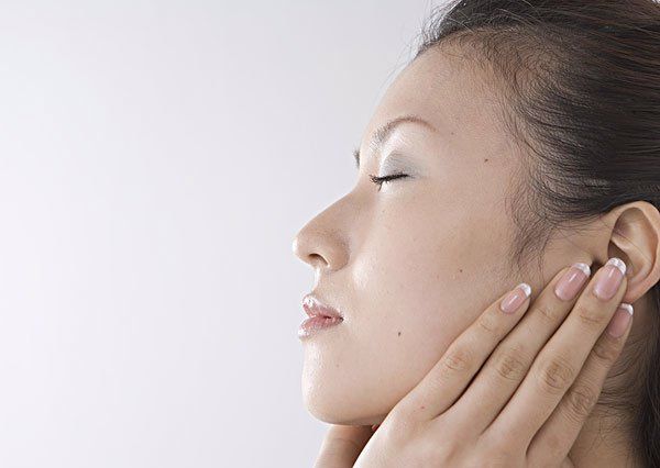 女生脸部毛孔粗大如何改善