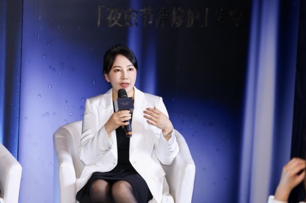 人拿着手机对着镜子自拍 描述已自动生成