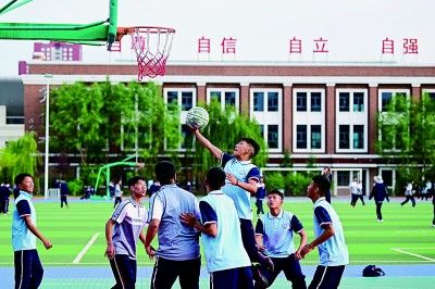 青海果洛西宁民族中学的学生在打篮球。新华社发