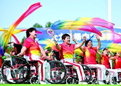 在宁夏银川，群众在全民健身主题活动上参加残疾人柔力球展演。新华社发