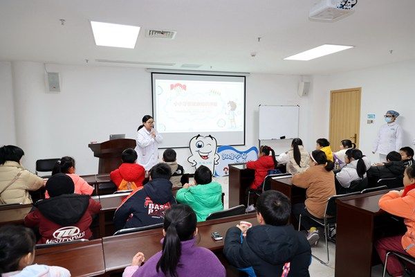 图为口腔医生为“小牙医”讲解口腔保健知识。唐侃摄