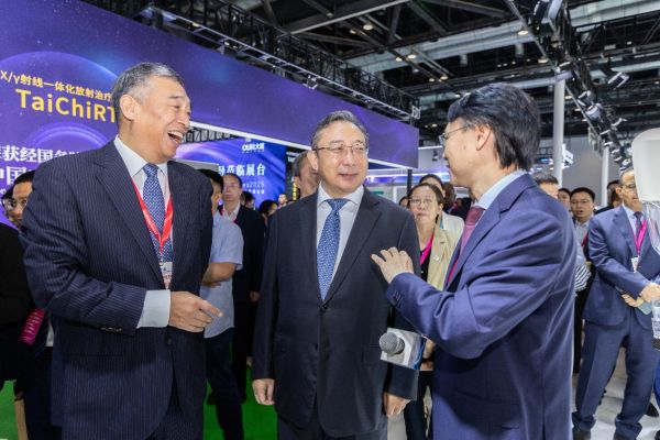 国家卫健委副主任曹雪涛、国家卫健委国际交流与合作中心主任高卫中以及各地方卫健委、医疗机构、非洲部分国家卫生部长和驻华大使等重要领导和专家莅临联影集团展台