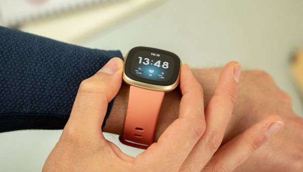 适合大多数人的最佳 FITBIT：FITBIT Versa 3