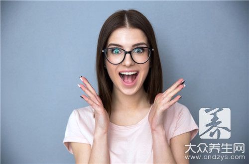 双手抱臂心理暗示