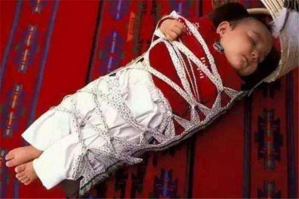 养成健康育儿观念很重要，年轻夫妻应与老人协商，别害了孩子