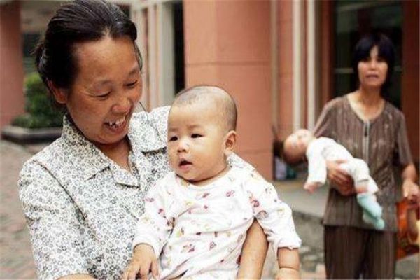 养成健康育儿观念很重要，年轻夫妻应与老人协商，别害了孩子